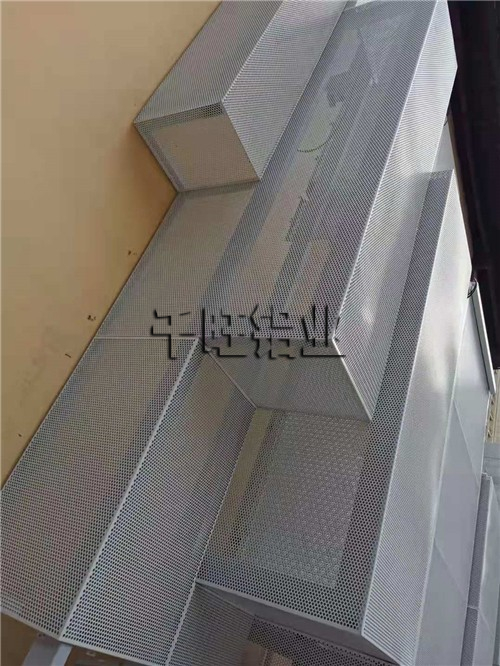 下面三个点可可帮你订购到一流的木纹铝单板