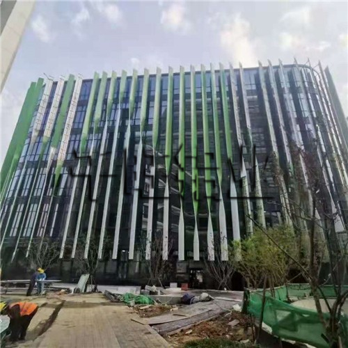 双曲铝单板企业哪一个好？要如何选择过硬双曲铝单板