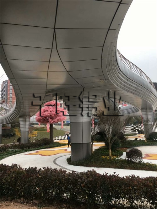 订制雕花铝单板为何要寻找大厂家