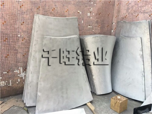 以下3个因素轻松的选对优质的石纹铝单板