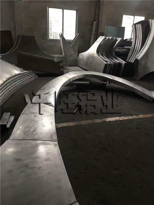 何故挑选雕花铝单板要选择大制作公司